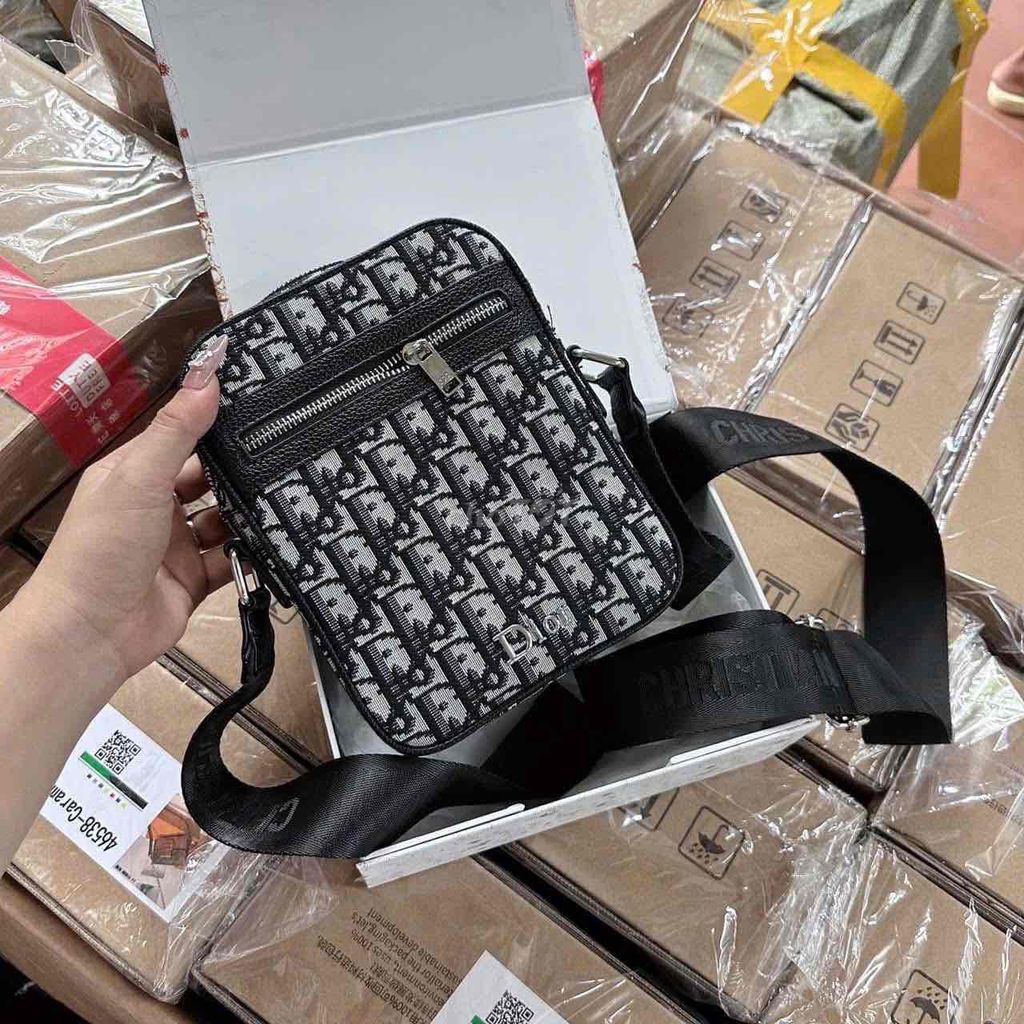 Túi đeo chéo nam Dior Cao cấp Sale NEW. Mua bán Túi xách tại Quận Liên Chiểu Đà Nẵng được đăng bởi Luowng QC hình 1