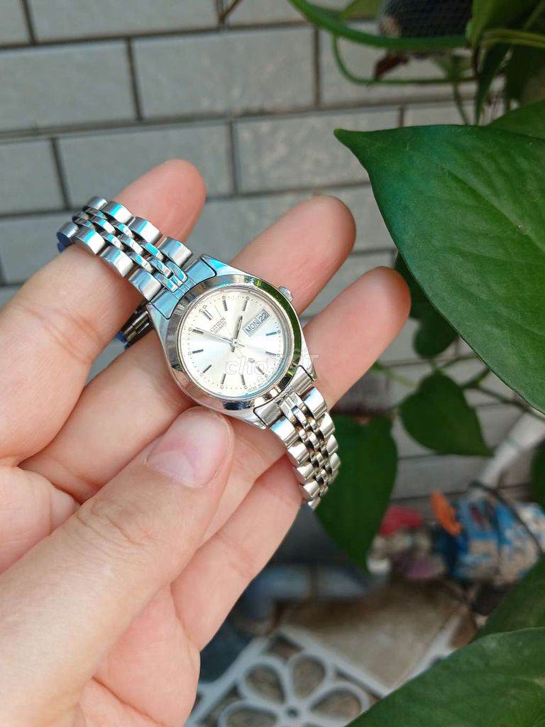 Đồng hồ nữ máy Nhật hiệu quen thuộc