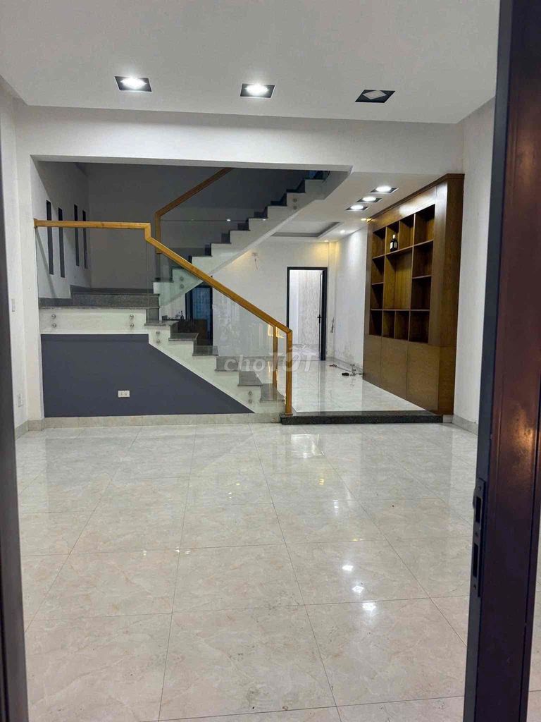Nhà 2 tầng mặt tiền gần công viên hồ nghinh, sơn trà