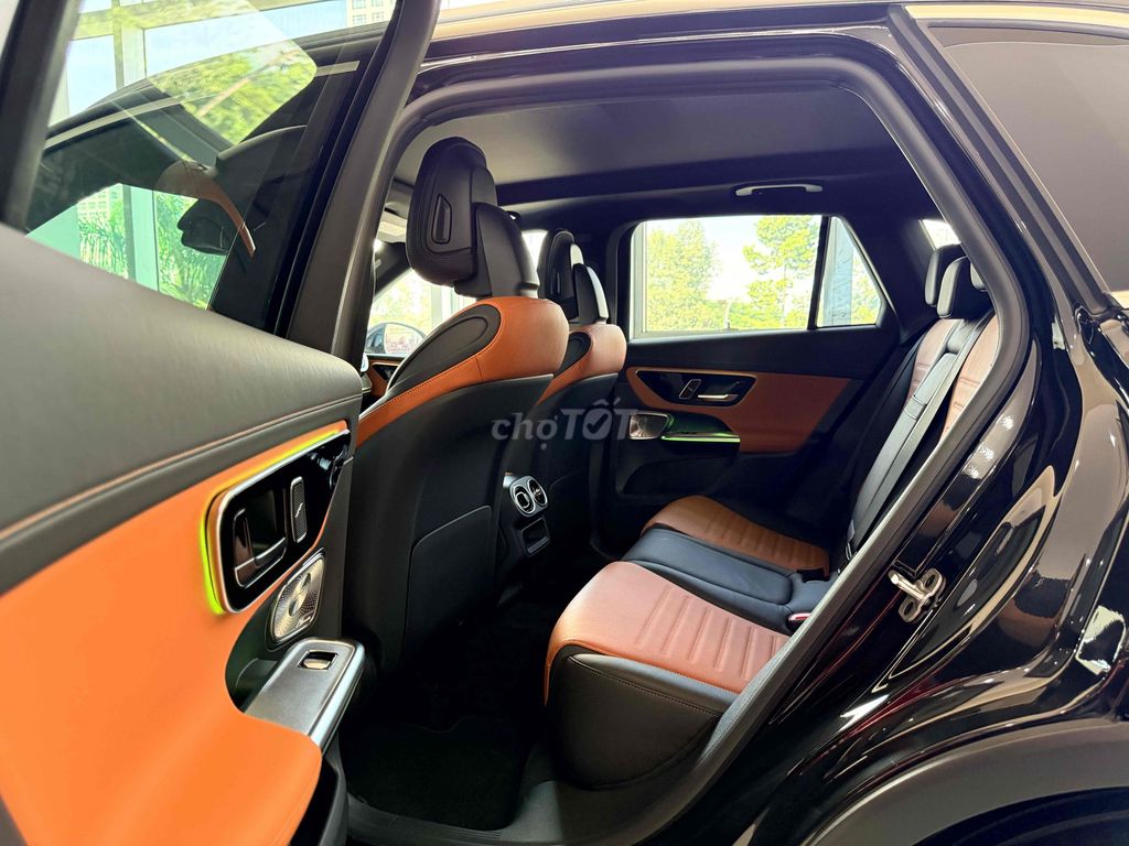 Mercedes-Benz GLC300 AMG 2023 V1 5380 km Đen. Mua bán Ô tô tại Quận 7 Tp Hồ Chí Minh được đăng bởi Hoàng Used Car hình 9