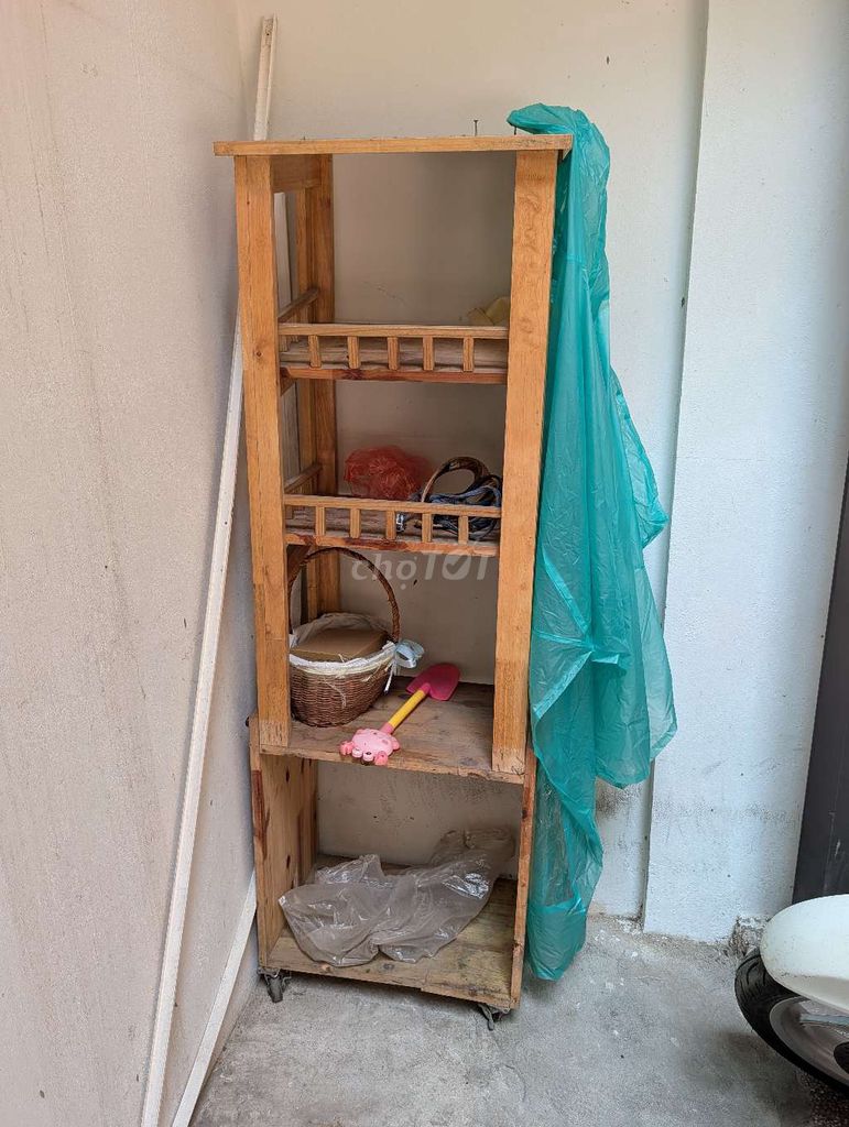 Kệ gỗ màu nâu có bánh xe. Mua bán Tủ, kệ gia đình tại Quận Đống Đa Hà Nội được đăng bởi Nguyễn Nhật Nam hình 1