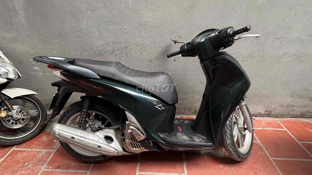 Honda SH оливкового цвета
