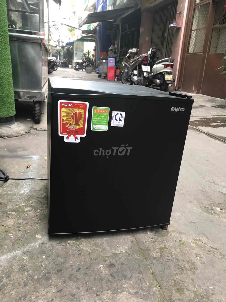 Tủ lạnh mini 50 l có màu đen và màu trắng xài ok