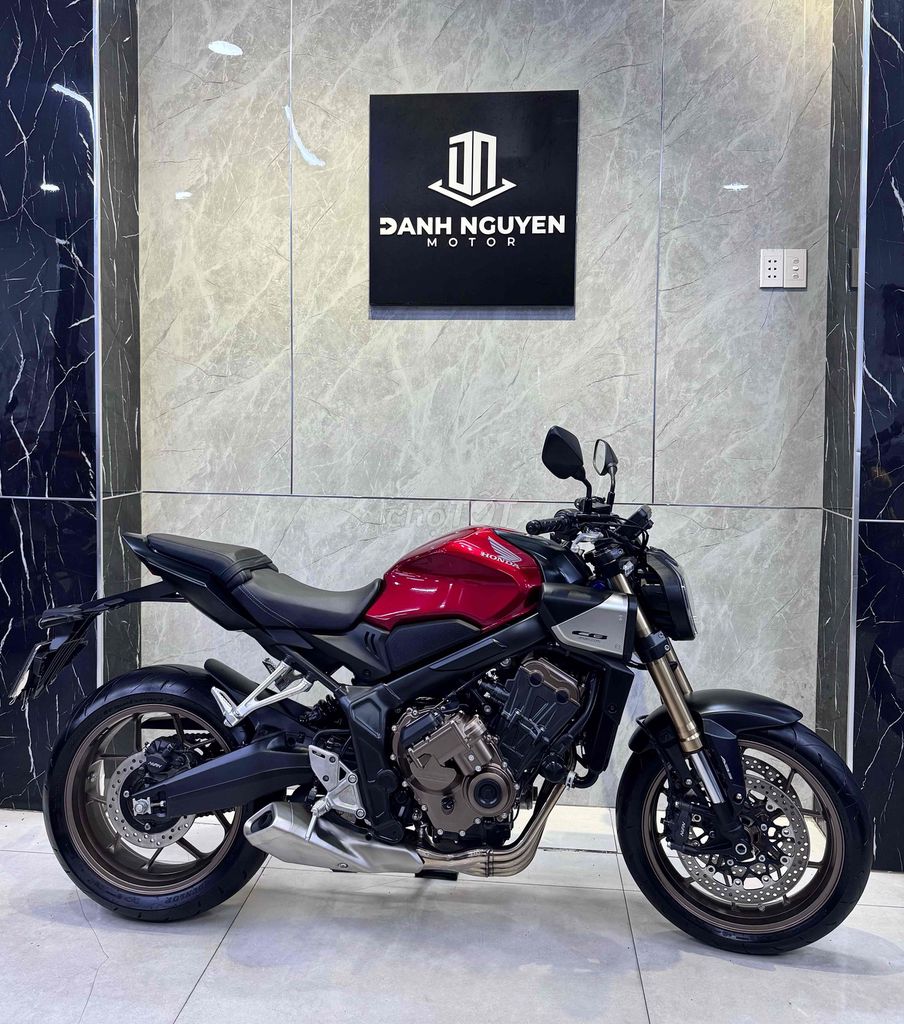Honda CB650R E-Clutch 2024 Красный 2500км Таиланд