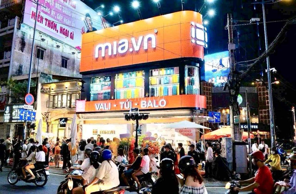 CHO THUÊ MẶT TIỀN VÒNG XOAY PHÙ ĐỔNG QUẬN 1 DTSD 200m2 170 triệu