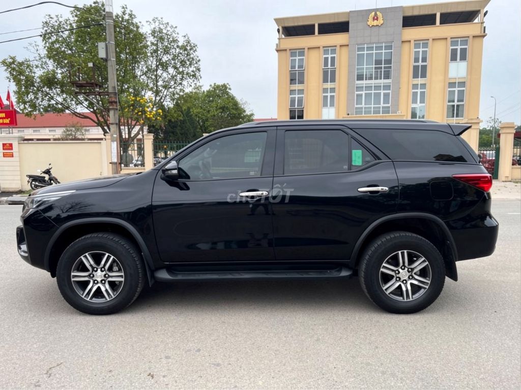 Toyota Fortuner 2022 2.4L 4x2 AT Черный