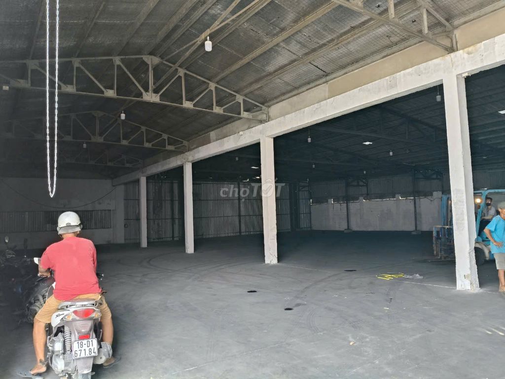 Cho thuê kho xưởng 1100m2 giá tốt tại đường QL1A,Tân Kiên, Bình Chánh