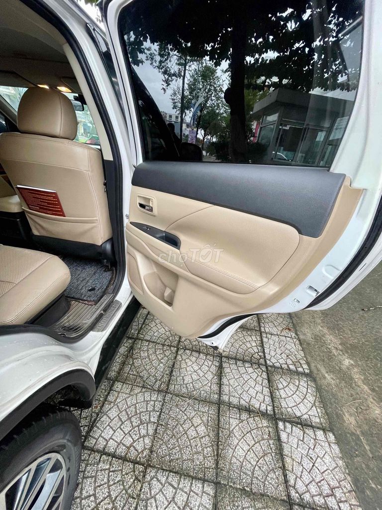 Mitsubishi Outlander 2.0 Premium Trắng zin nguyên. Mua bán Ô tô tại Quận Cẩm Lệ Đà Nẵng được đăng bởi Alex Bui hình 9
