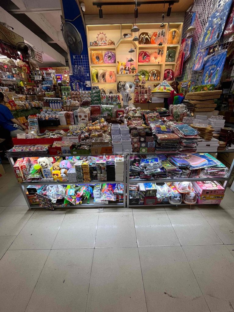 Quầy bán cho khách nước ngoài hàng lưu niệm, trầm, gỗ mỹ nghệ. Cho thuê văn phòng, mặt bằng kinh doanh tại Quận Hải Châu Đà Nẵng được đăng bởi kim Thoa hình 2