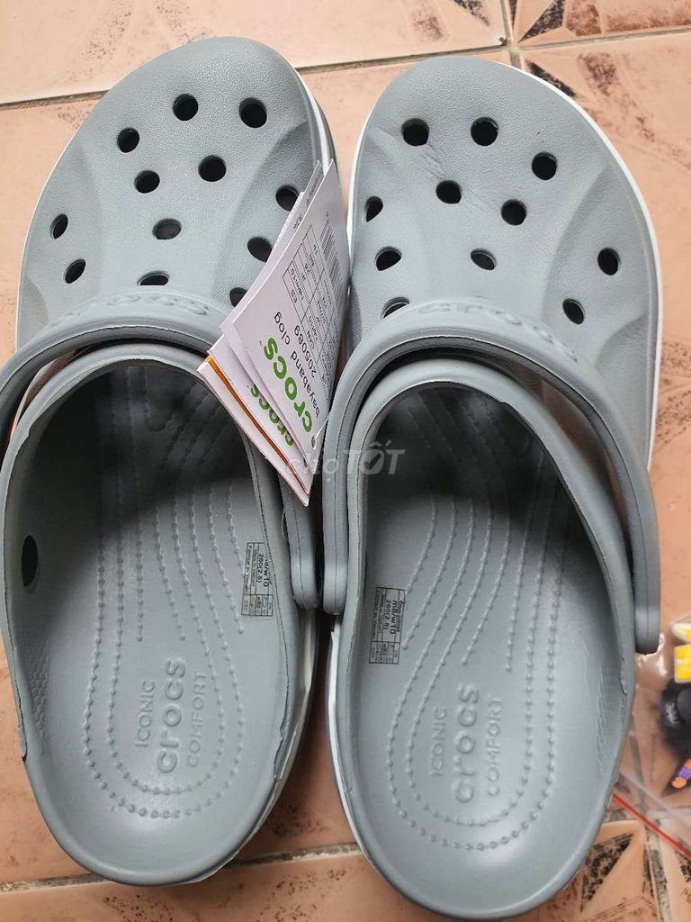 Dép Crocs Nhựa Xám Chữ Nổi Size 41 42. Mua bán Giày dép tại Quận Ninh Kiều Cần Thơ được đăng bởi MÈO HOANG hình 1
