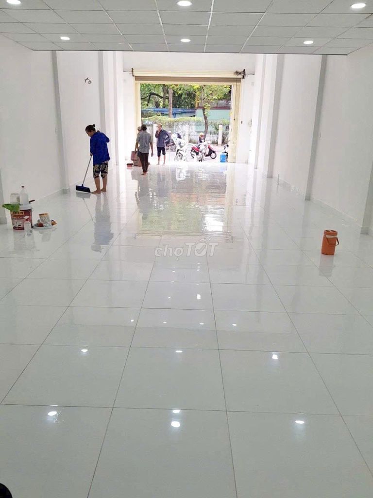 CHo thuê mbkd mặt tiền đường Nguyễn văn quá 6,5x22m thông suốt