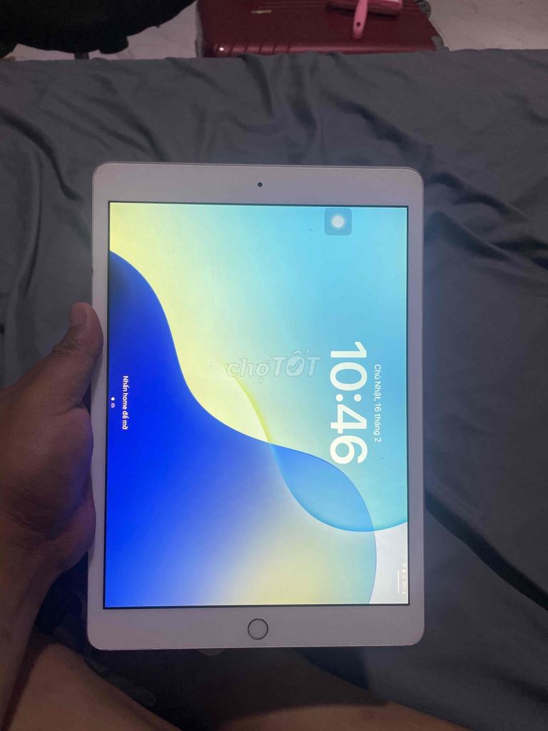 Dư em ipad gen8 32gb ngoại hinhg còn đẹp