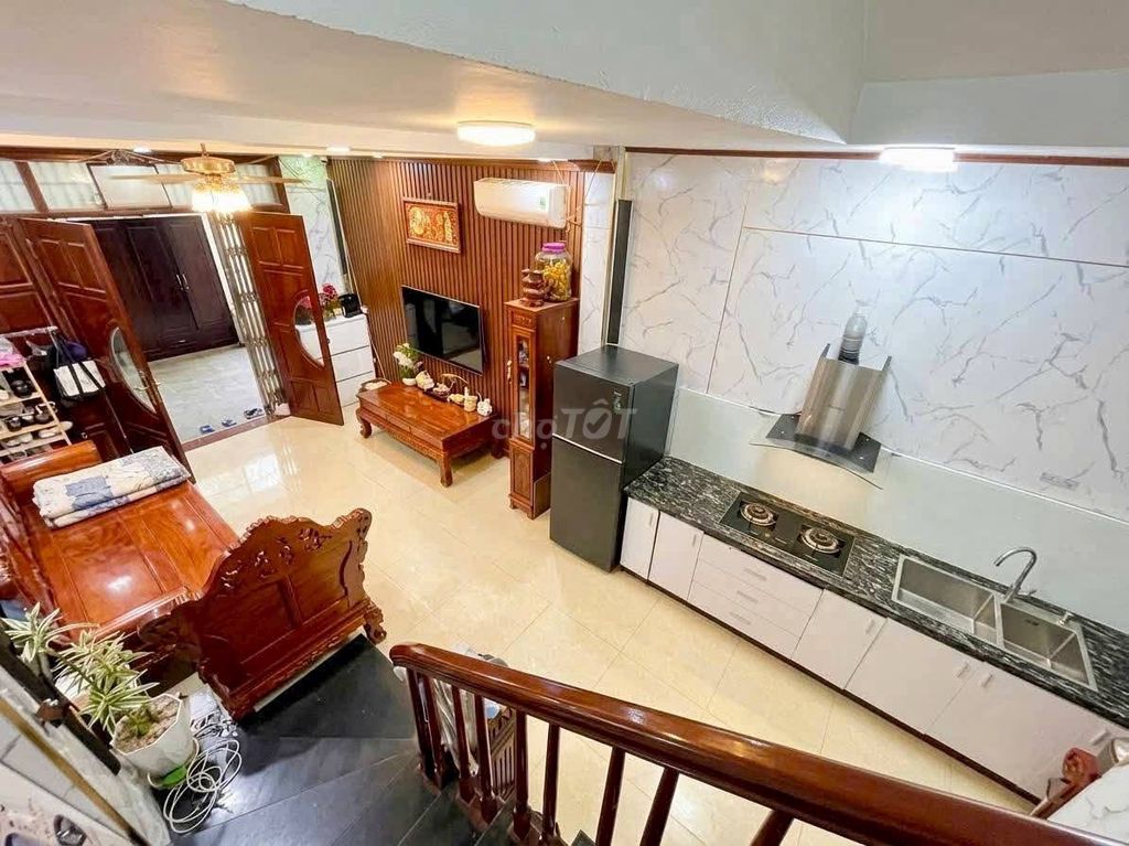 Дом постройки Phú Đô, угловой, 5 этажей, 33 м²