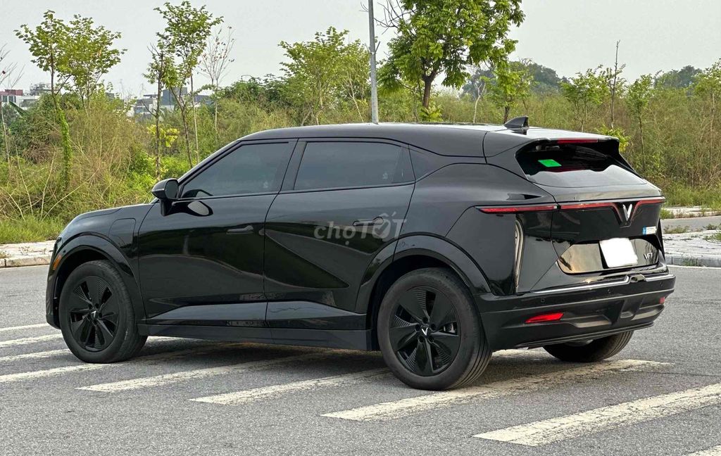 VinFast VF7 черный 2026 7000 км