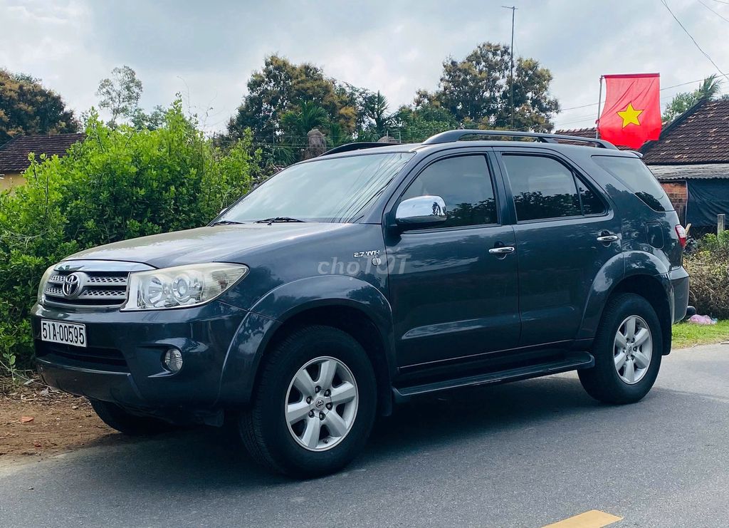 Toyota Fortuner 2.7V 2010 автомат серый