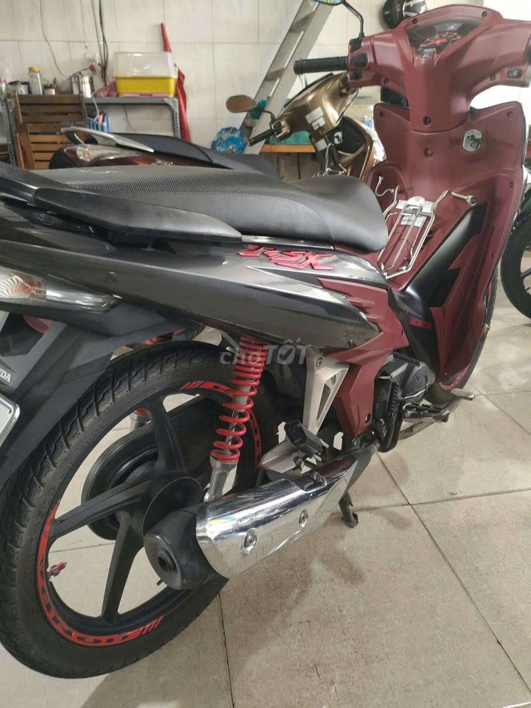 Wave rsx Fi xe dẹp ken máy rin rất êm. Mua bán Xe máy tại Thành phố Dĩ An Bình Dương được đăng bởi Cửa hàng xe máy Anh Khoa  hình 5