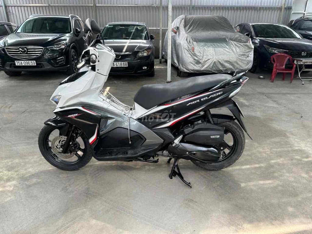 Honda Airblade 125 Fi trắng đen đời 2016 bstp. Mua bán Xe máy tại Quận 11 Tp Hồ Chí Minh được đăng bởi nguyên xuan thinh hình 3
