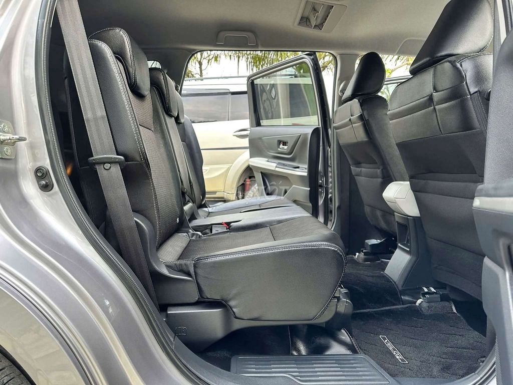Toyota Veloz 2024, серый, пробег 60 тыс. км