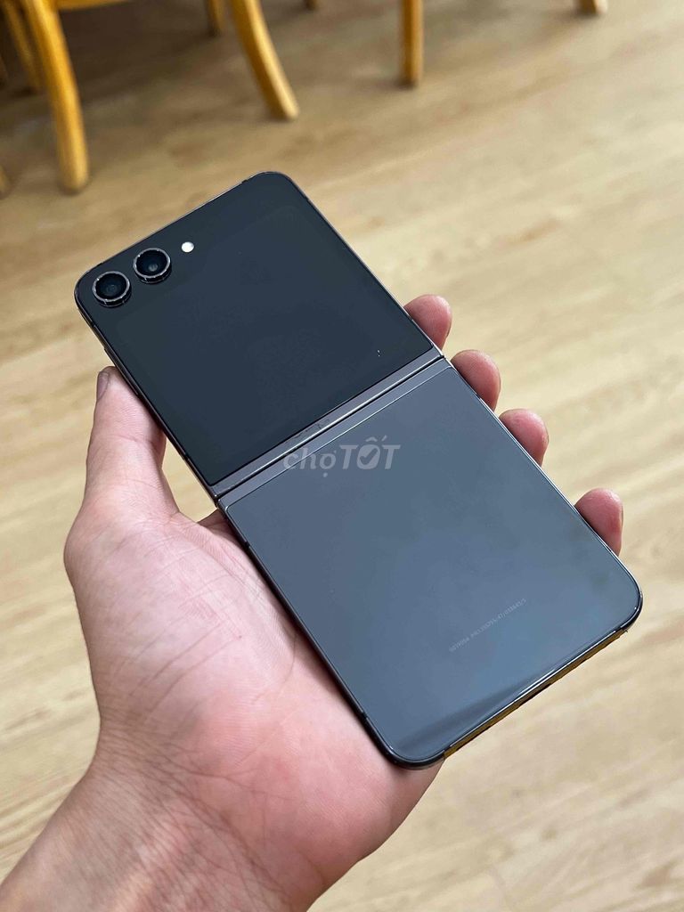 Samsung Galaxy Z Flip5 512GB Đen trải nghiệm rẻ. Mua bán Điện thoại tại Quận Thanh Khê Đà Nẵng được đăng bởi Vietphones Store 16 Kỳ Đồng hình 1