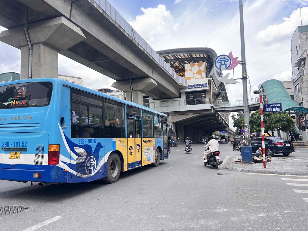 NHÀ 5 TẦNG ÔTÔ ĐỖ CỬA SÁT GA TÀU ĐIỆN PHÙNG KHOANG CHIẾN THẮNG HÀ ĐÔNG