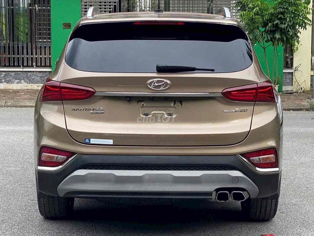 Hyundai SantaFe Premium 2.2D 2019 коричневый 7 мест