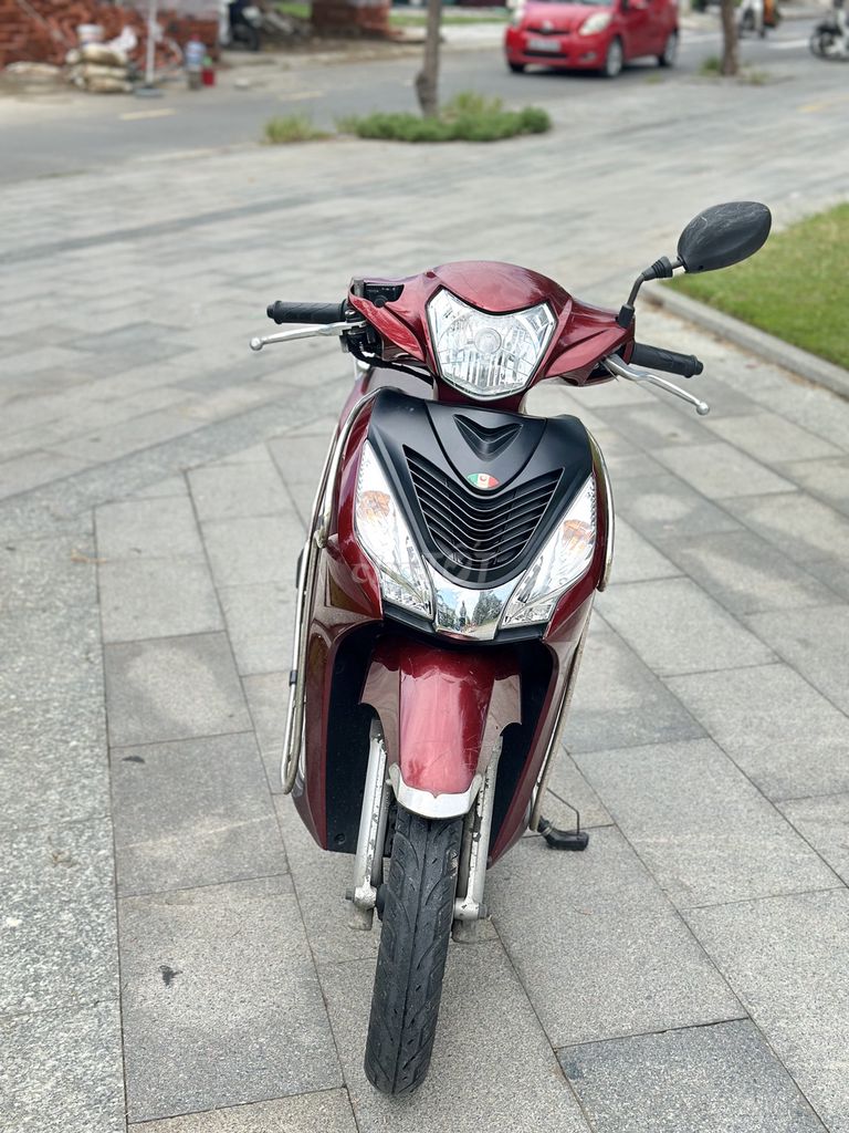 Красный Honda Vision 2018