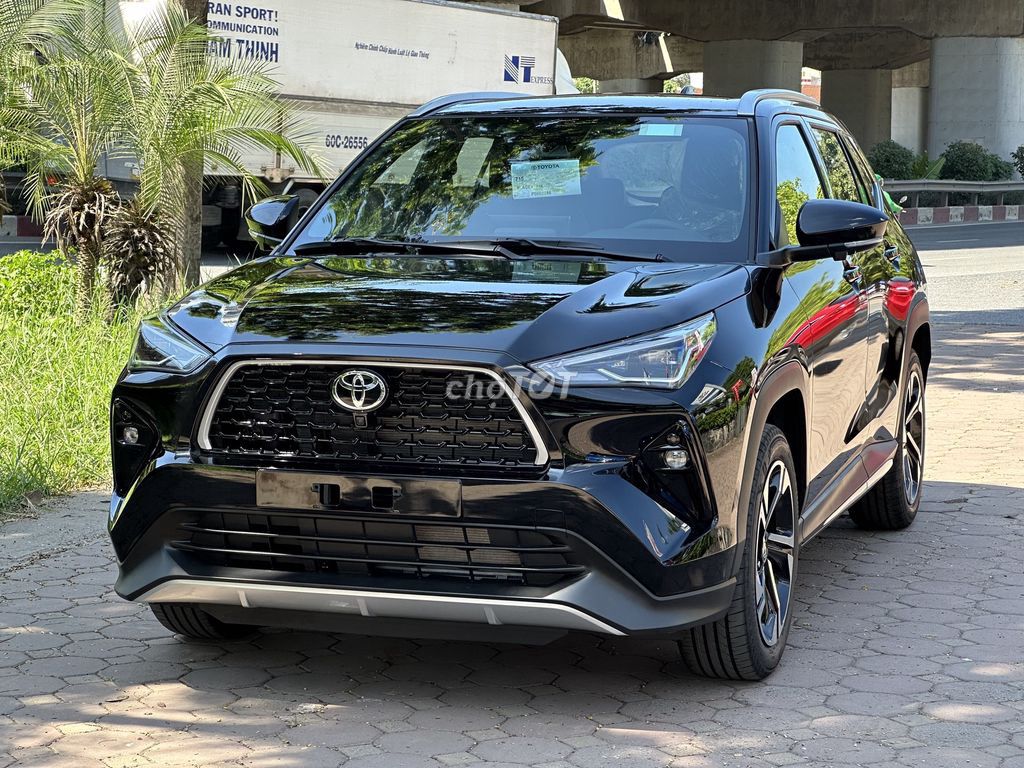 Гибридная черная автоматическая Toyota Yaris Cross
