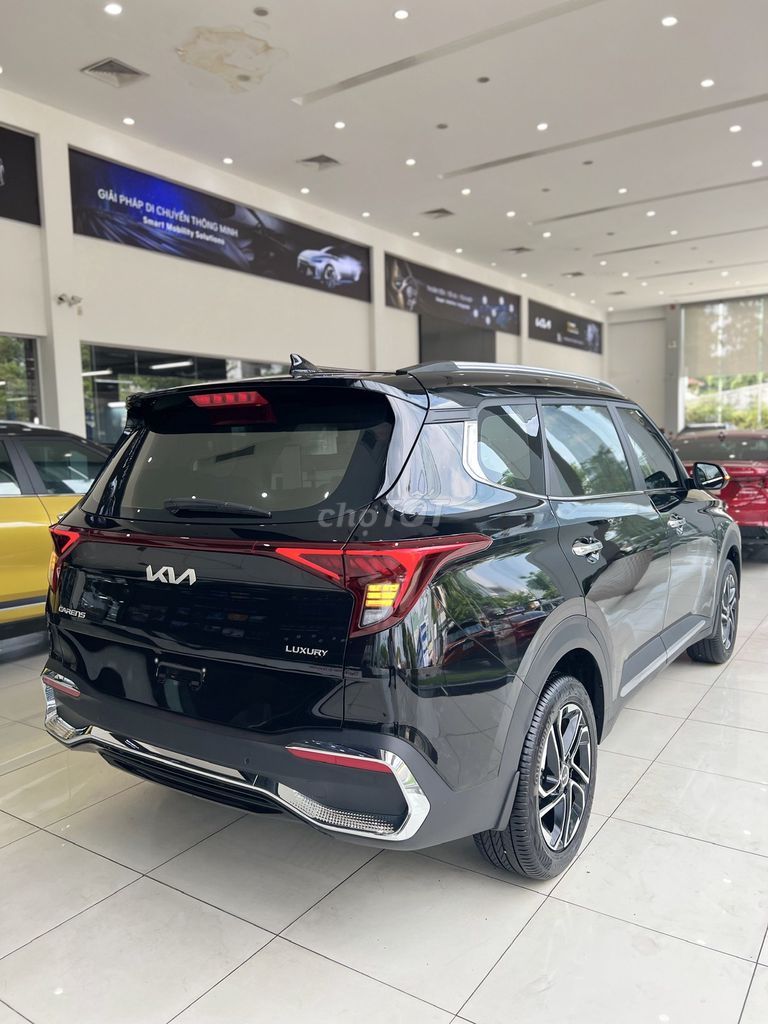Роскошный вариатор KIA Carens объемом 1,5 л, 7-местный, черный