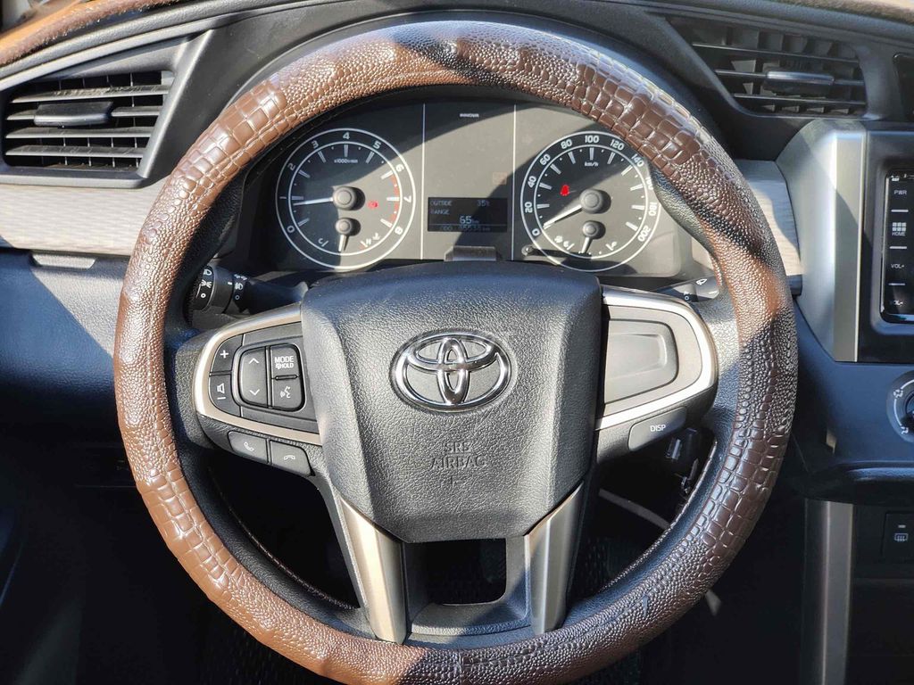 Bán xe Toyota Innova 2019 số sàn màu nâu