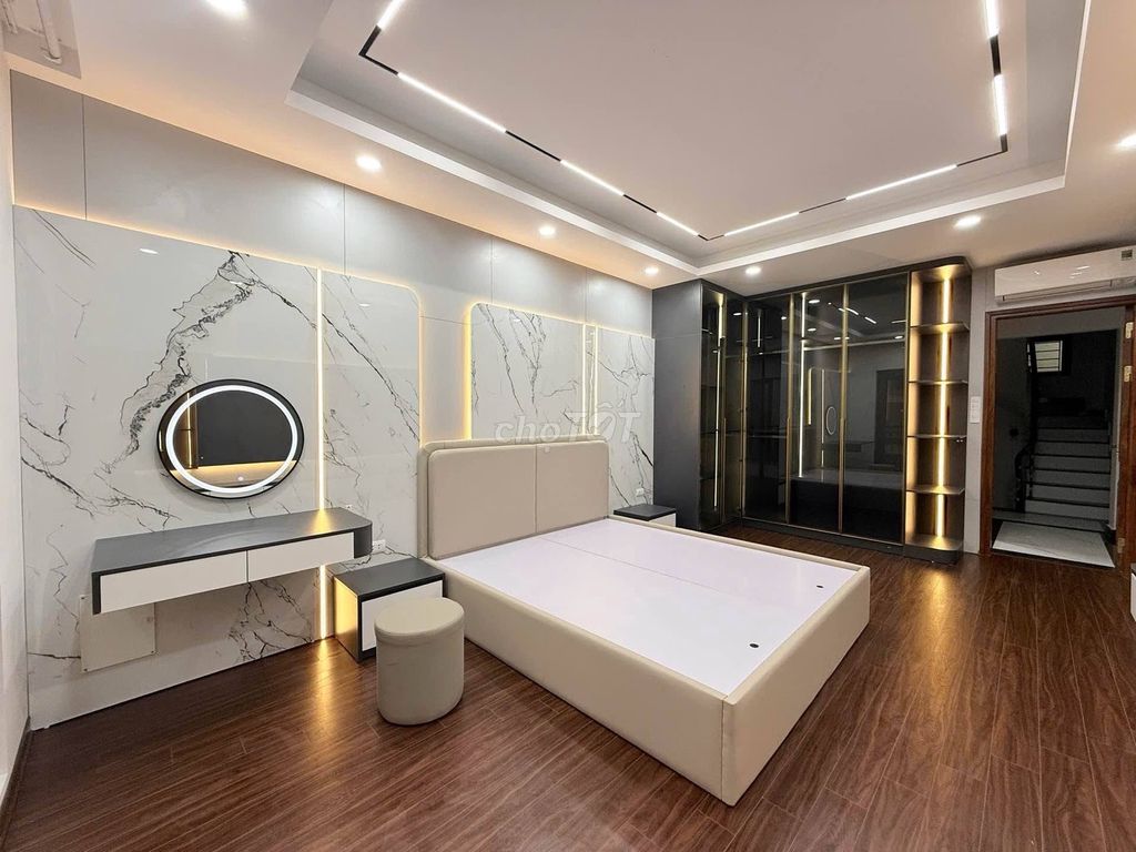 Красивый дом Hoang Mai, 48 м2, 6 этажей, лифт, бизнес, автостоянка