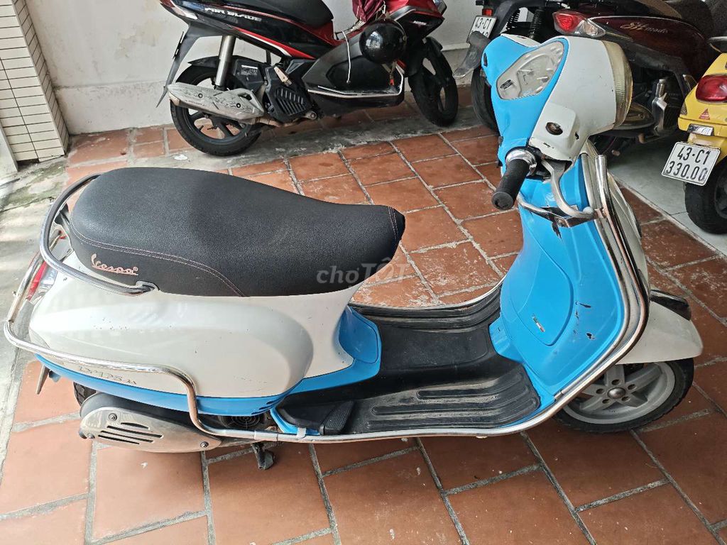Piaggio Vespa LX125 белого и синего цвета с инжектором