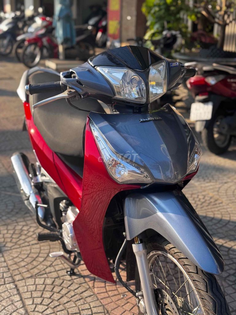 Хонда Фьючерс 125 Fi красный серый