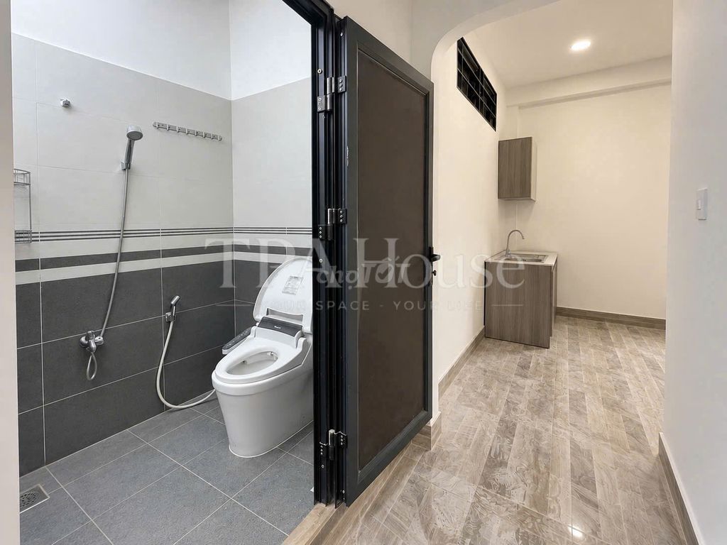 Комната 30м², балкон, окно, кухня отдельно, рядом рынок Ба Кьеу