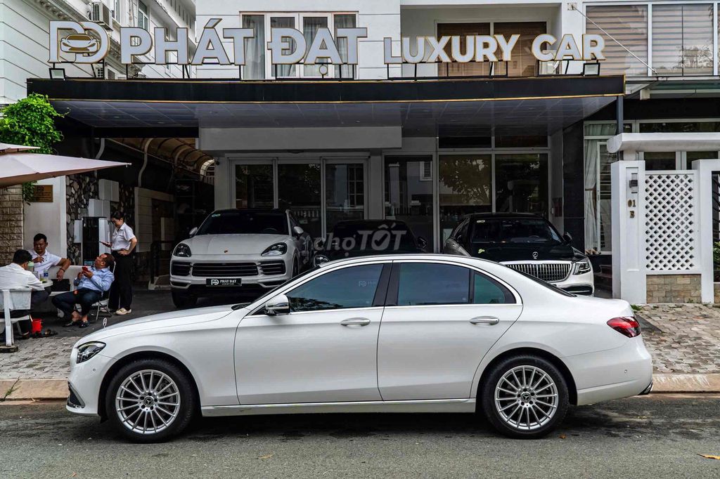 Mercedes E200 Exclusive 2023 белый 18 000 миль