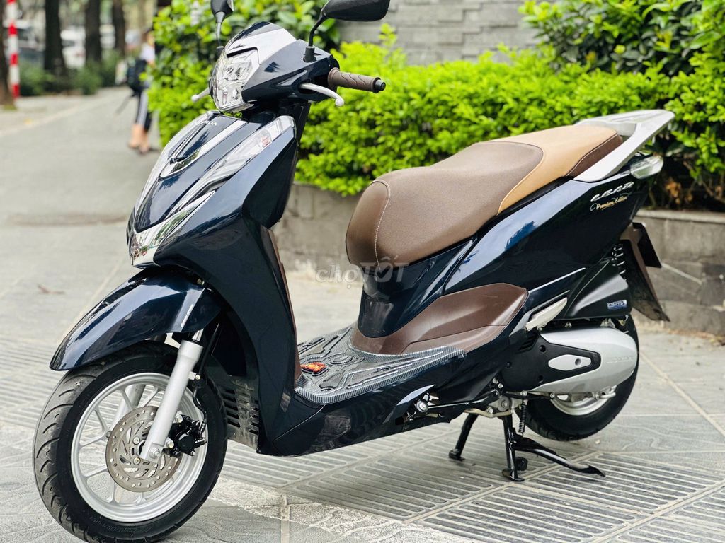 Владелец черной автомобильной фары Honda Lead Green
