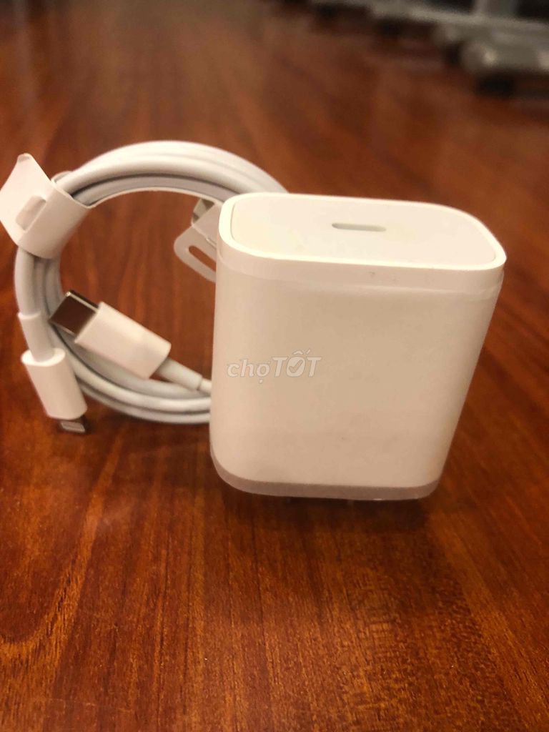 Nhà còn dư mấy bộ sạc 20W chính hãng Apple