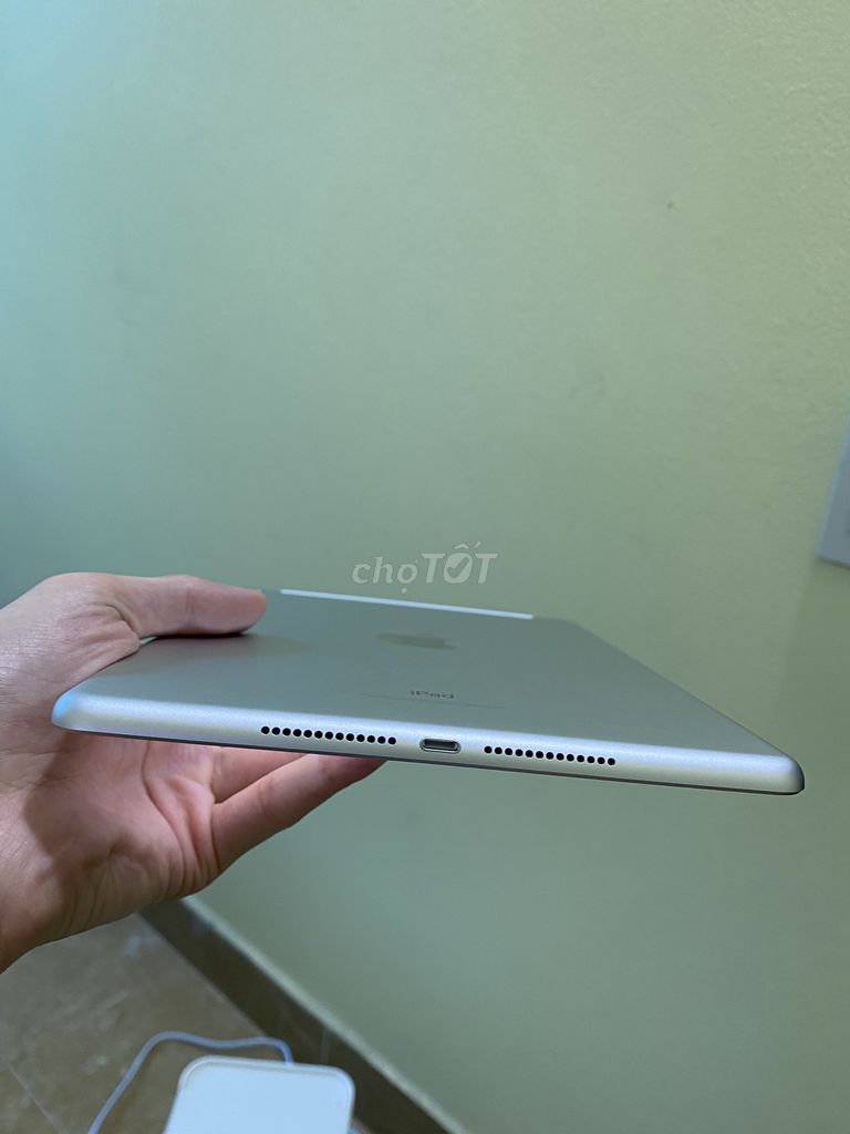 iPad Gen 6 32GB bản SIM màu bạc.. Mua bán Máy tính bảng tại Huyện Gia Lâm Hà Nội được đăng bởi a hình 1