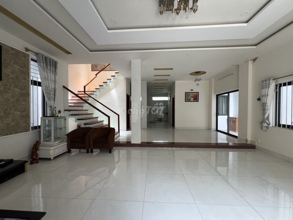 Cho thuê nhà 2,5 tầng 4PN khép kín đường Nguyễn Hiến Lê, Hòa Xuân