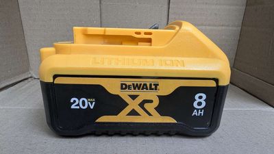 Pin dewalt 20V 8Ah cell Sony nhận sạc zin. Mua bán Đồ chuyên dụng, Giống nuôi trồng tại Thành phố Tây Ninh Tây Ninh được đăng bởi Oanhkik