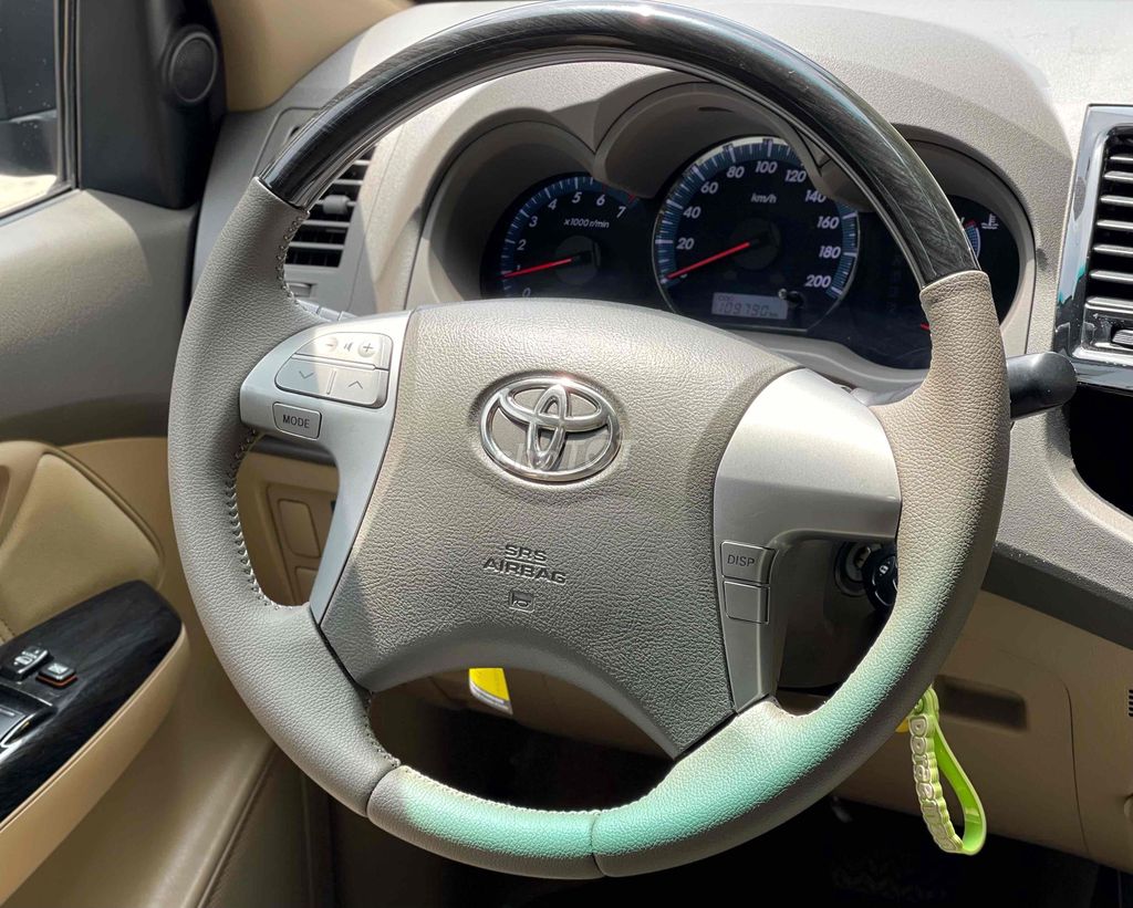 Автомобильный номер Toyota Fortuner 2013, бензиновый, черный