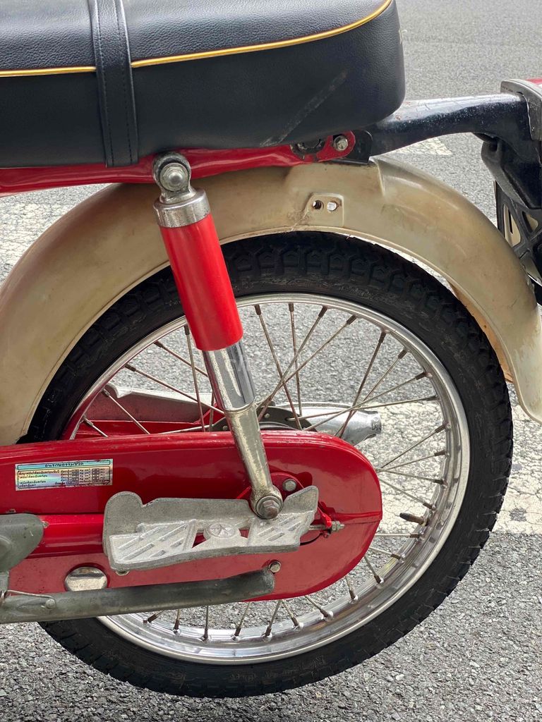 Honda 66 старый мотоцикл красного цвета
