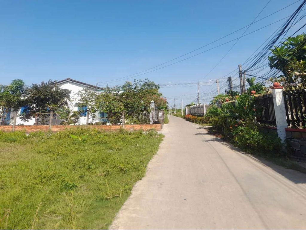 Hàng thơm, chỉ 2 tỷ sở hữu 1000m2 đất có 450m2 thổ cư cực đẹp. Mua bán đất tại Huyện Tân Trụ Long An được đăng bởi Thanh Hùng hình 1