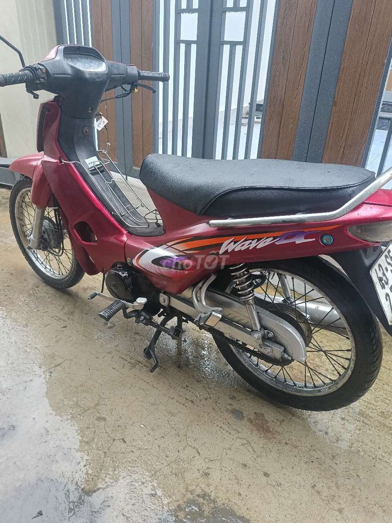 Красная Honda Wave
