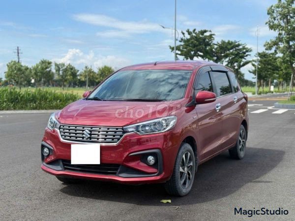 Красный Suzuki Ertiga на 7 мест