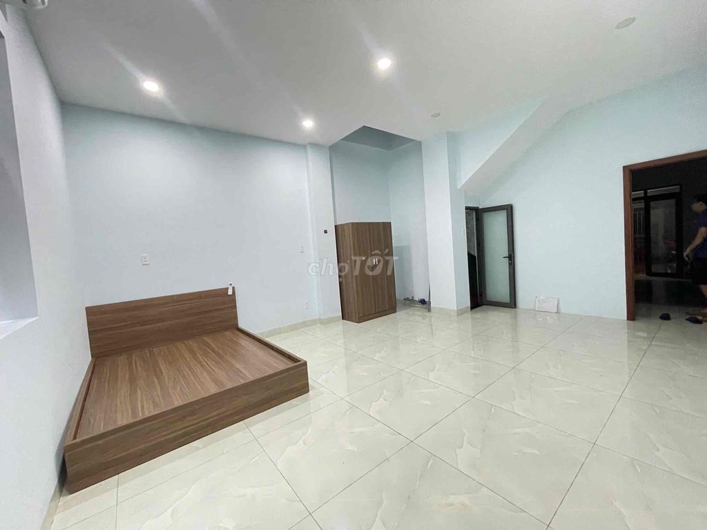 Phòng 40m2, ngay vòng xoay liên phường, khu biệt thực cao cấp