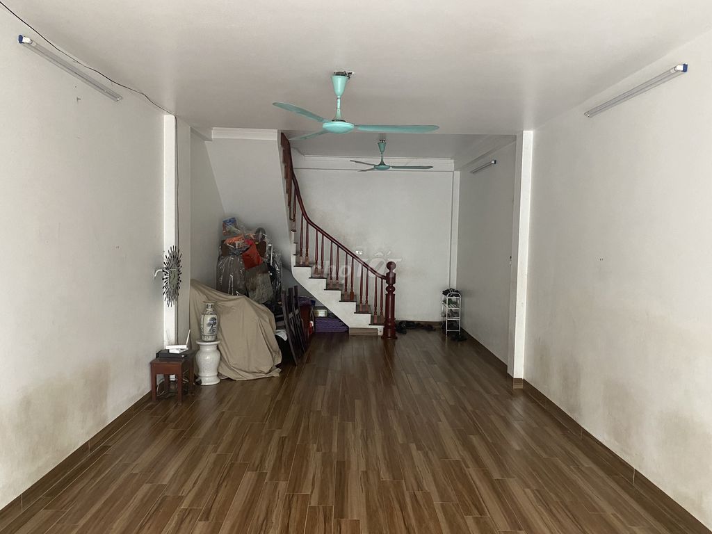 Cho thuê tầng 1 và 2. 