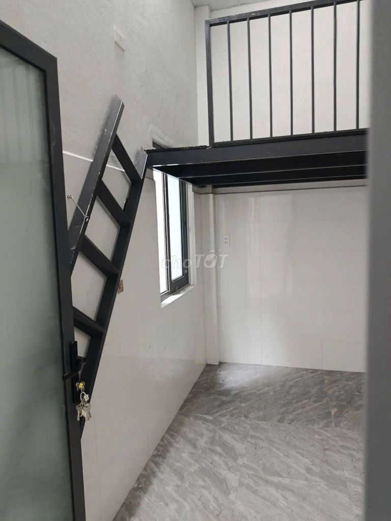 nhà vừa mới xây dựng xong, gần trường mẫu giáo, tiểu học, trung học.