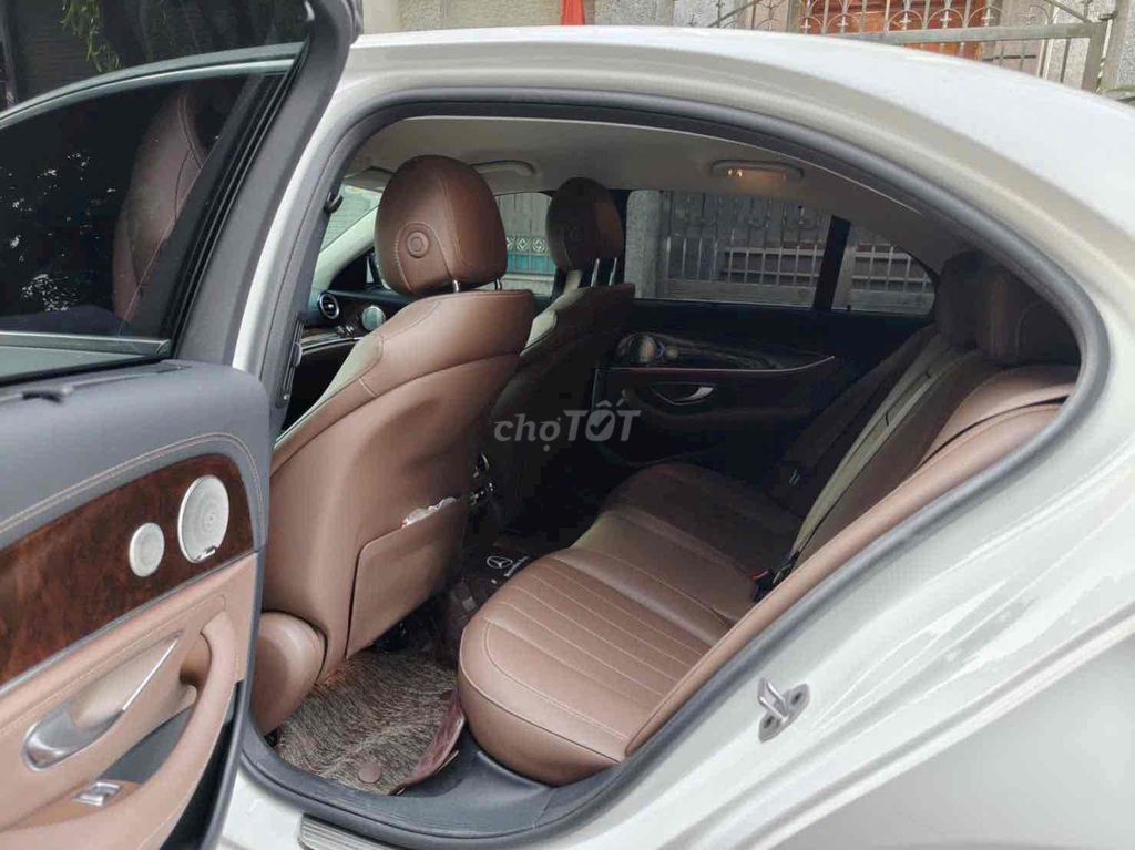 Mercedes E200 Exclusive ĐKLĐ 2025 Trắng/Nâu. Mua bán Ô tô tại Quận Bình Tân Tp Hồ Chí Minh được đăng bởi Thanh Nhã Xe Lướt Sài Gòn hình 8