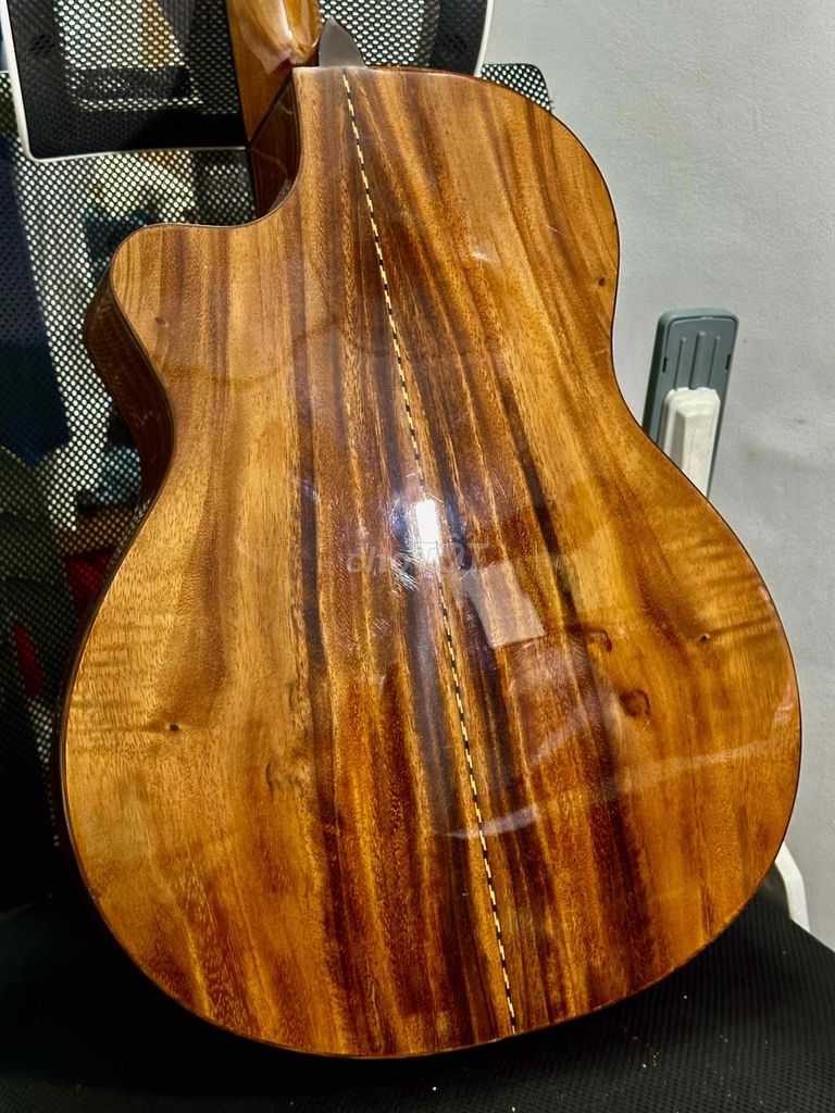 Guitar Trần Classic điệp mới mua thanh lý nữa giá