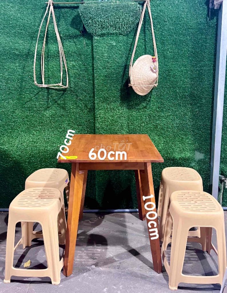 bộ bàn gỗ + 4 ghế nhựa Duy Tân mới 96%